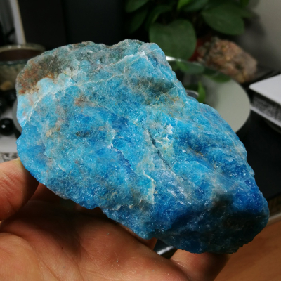 [友克鑫礦業]dd203約重380g-藍磷灰石原礦 磷灰石 Apatite 天然水晶 無加工未拋光原石 藍磷灰