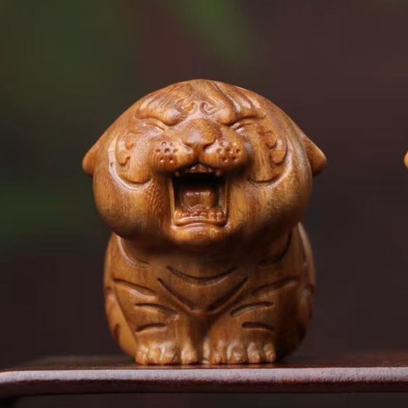 天然美洲綠檀木小萌虎老虎咬錢虎招財虎木雕雕刻工藝品手把件擺件風水鎮宅開運招財避邪鎮宅百分百天然綠檀木正品保證-細節圖2