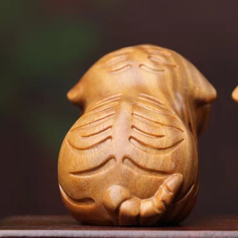 天然美洲綠檀木小萌虎老虎咬錢虎招財虎木雕雕刻工藝品手把件擺件風水鎮宅開運招財避邪鎮宅百分百天然綠檀木正品保證-細節圖4