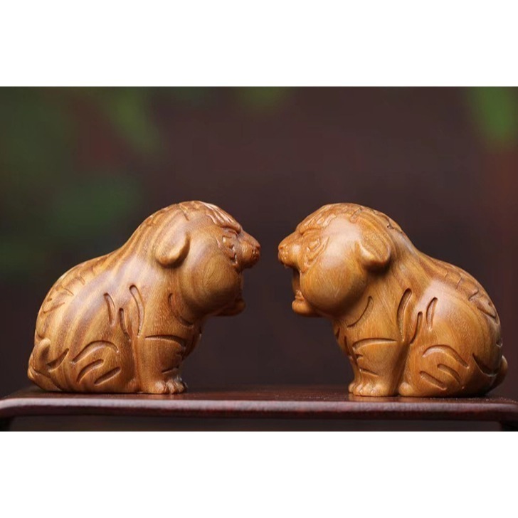 天然美洲綠檀木小萌虎老虎咬錢虎招財虎木雕雕刻工藝品手把件擺件風水鎮宅開運招財避邪鎮宅百分百天然綠檀木正品保證-細節圖6