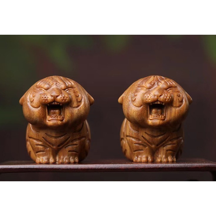 天然美洲綠檀木小萌虎老虎咬錢虎招財虎木雕雕刻工藝品手把件擺件風水鎮宅開運招財避邪鎮宅百分百天然綠檀木正品保證-細節圖7