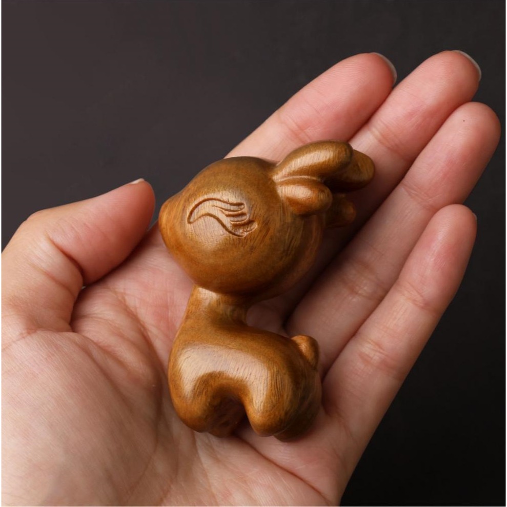 天然 綠檀木 愈瘡木 可愛小鹿 一鹿有你 一路平安 木雕 沉水手把件 開運 招財 避邪 鎮宅 百分百天然綠檀木正品保證-細節圖3