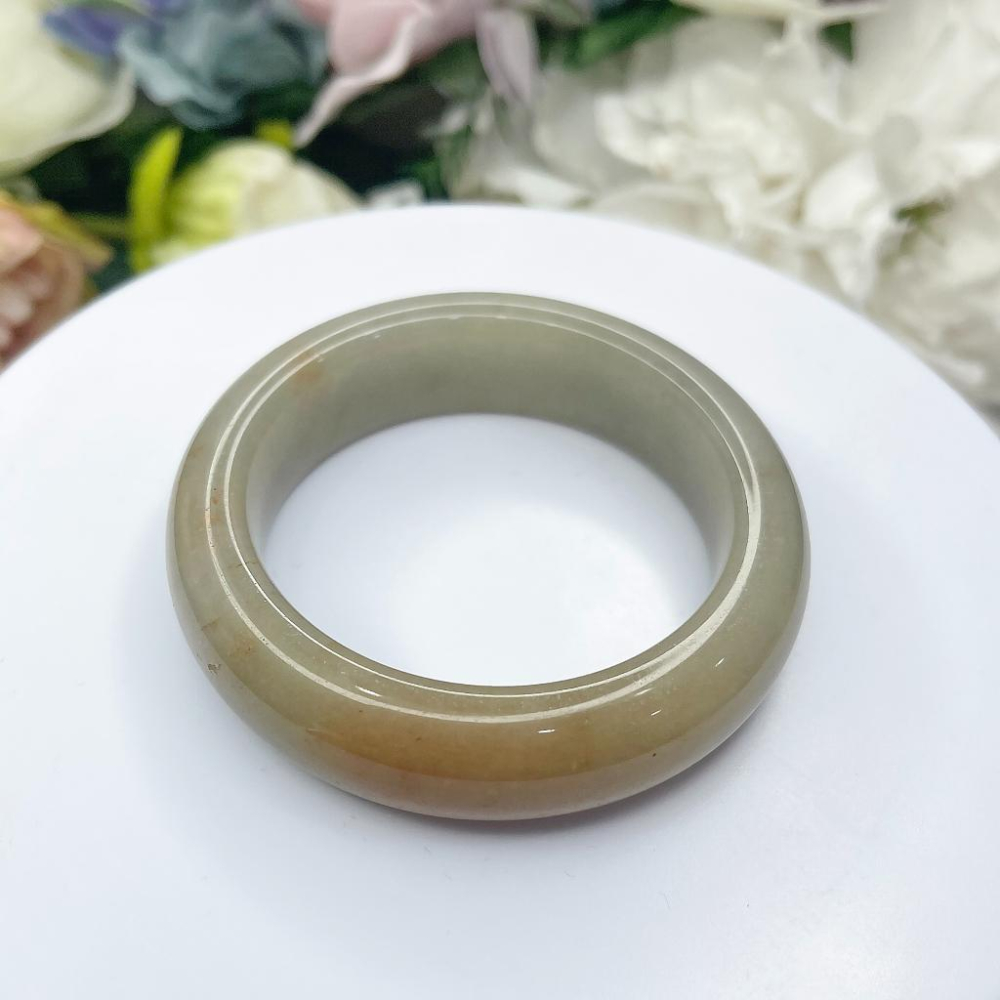 NO.79稀有金玉滿堂綠底糖鐲俏一口佘太翠玉 50MM 圈口 俏色手鐲  玉鐲手環(帶皮摳，不影嚮配戴，可接受者再下單)-細節圖3