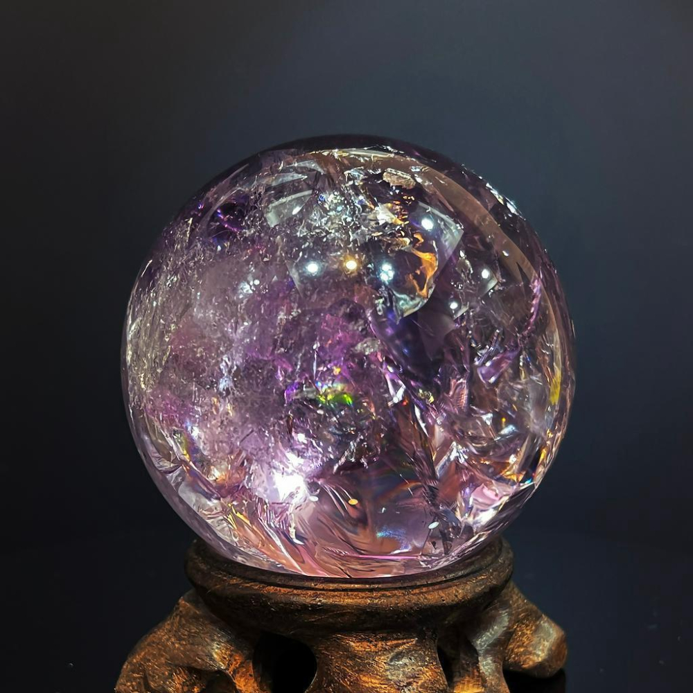 超稀有大彩虹光紫黃晶 水晶球 直徑64.2MM 大尺寸 稀有漸變色 粉紫色 紫黃晶球-細節圖3