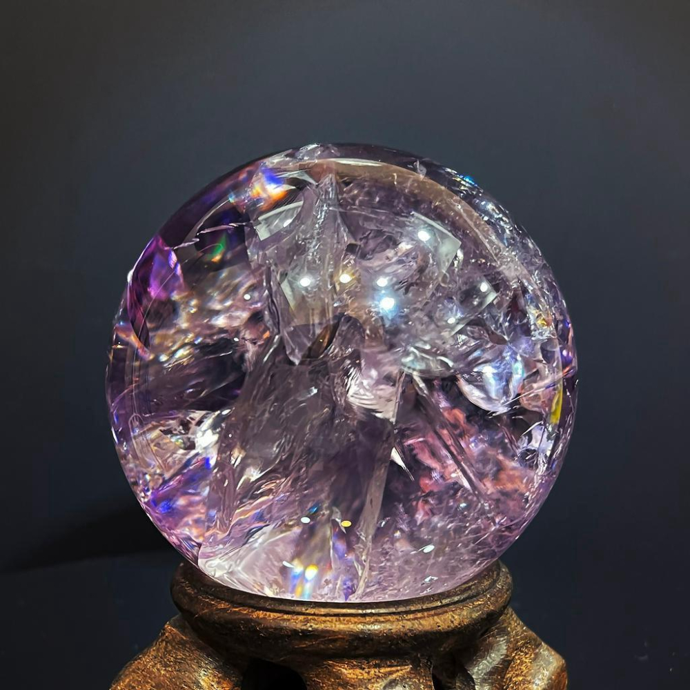 超稀有大彩虹光紫黃晶 水晶球 直徑64.2MM 大尺寸 稀有漸變色 粉紫色 紫黃晶球-細節圖4