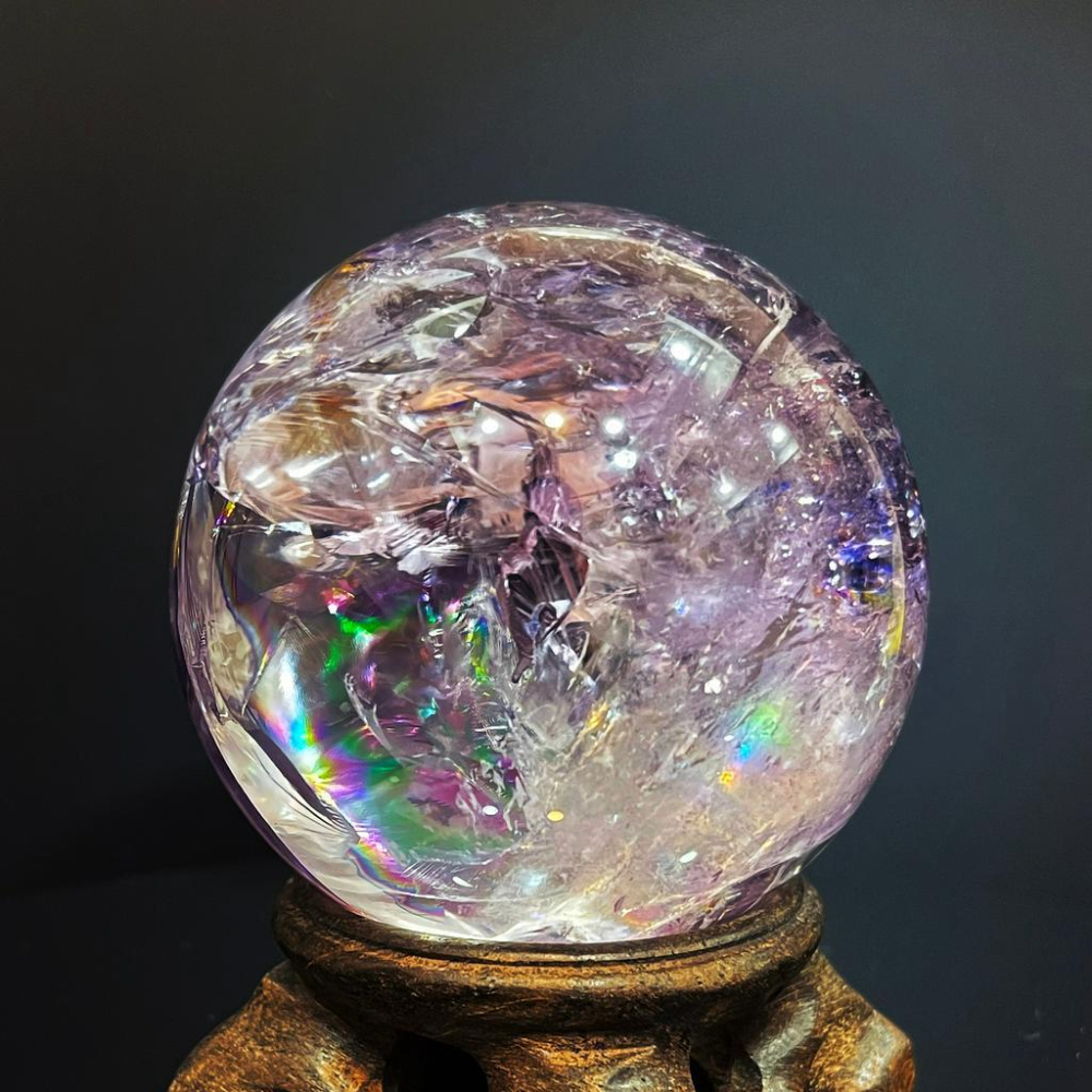 超稀有大彩虹光紫黃晶 水晶球 直徑64.2MM 大尺寸 稀有漸變色 粉紫色 紫黃晶球-細節圖5