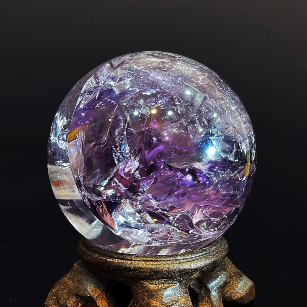 超稀有大彩虹光紫黃晶 水晶球 直徑64.2MM 大尺寸 稀有漸變色 粉紫色 紫黃晶球-細節圖6