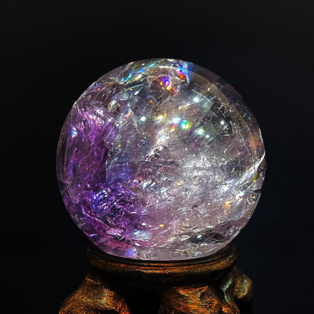 超稀有大彩虹光紫黃晶 水晶球 直徑64.2MM 大尺寸 稀有漸變色 粉紫色 紫黃晶球-細節圖9