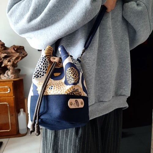 夏日出遊/禮物首選/免費包裝/現貨日系藍/束口斜背小筒包-細節圖2