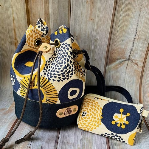 夏日出遊/禮物首選/免費包裝/現貨日系藍/束口斜背小筒包-細節圖3