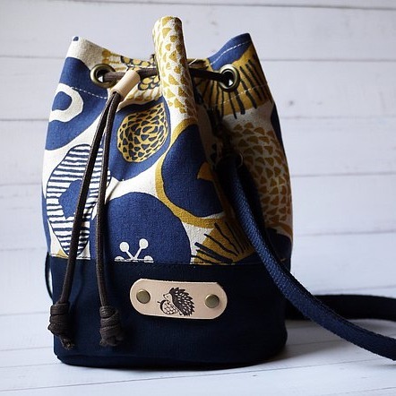 夏日出遊/禮物首選/免費包裝/現貨日系藍/束口斜背小筒包-細節圖7