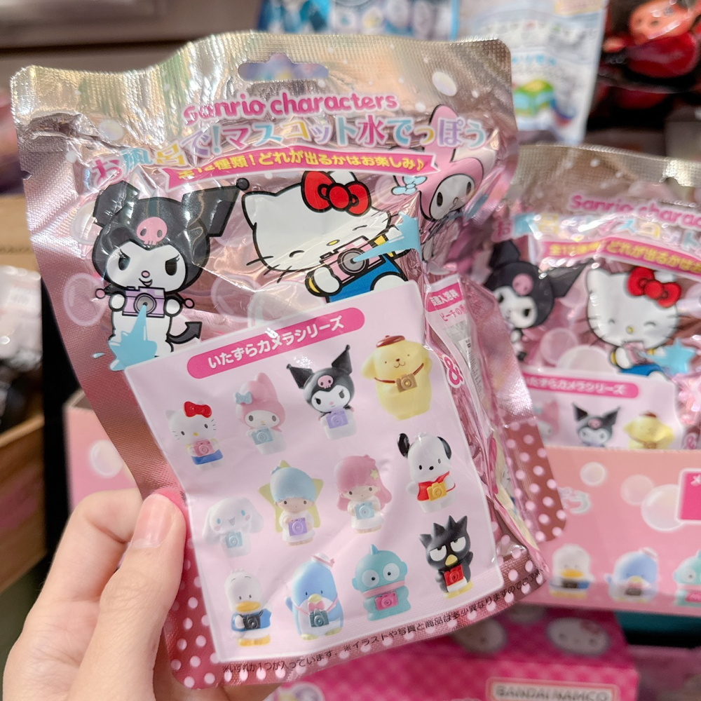 三麗鷗家族 相機 kitty按壓噴水玩偶 附沐浴鹽 全12種 隨機出貨 入浴劑 泡澡 兒童 COCOS TJ009-細節圖3