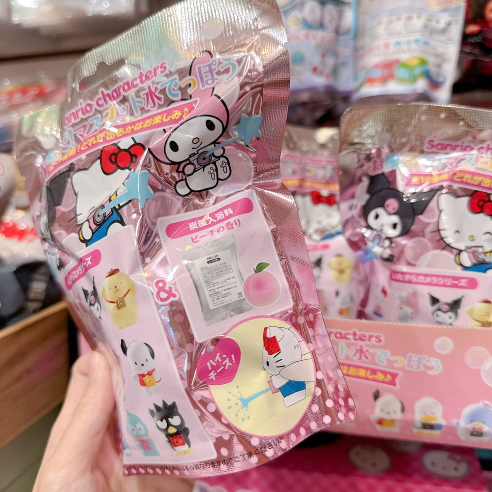 三麗鷗家族 相機 kitty按壓噴水玩偶 附沐浴鹽 全12種 隨機出貨 入浴劑 泡澡 兒童 COCOS TJ009-細節圖4