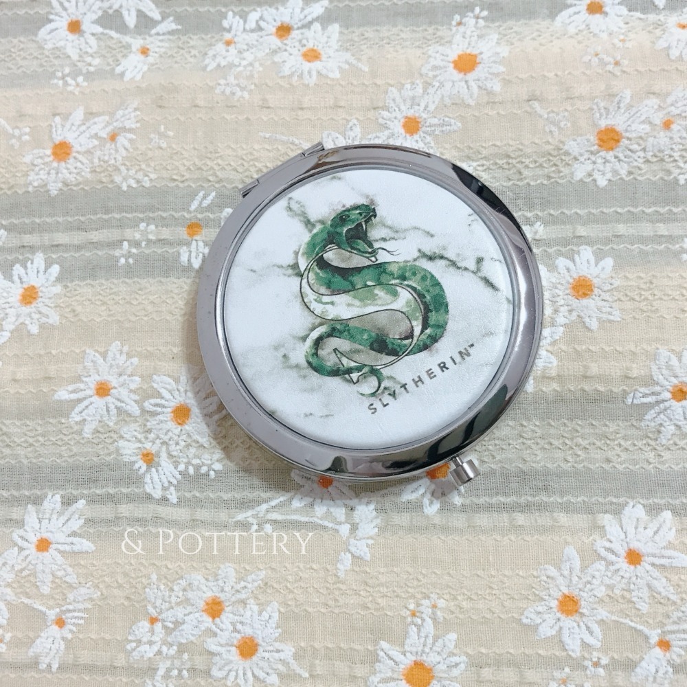 🔥現貨 🇬🇧倫敦影城 學院象徵大理石紋皮革金屬圓鏡 化妝鏡/摺疊鏡 隨身鏡子 哈利波特周邊 霍格華茲-規格圖2