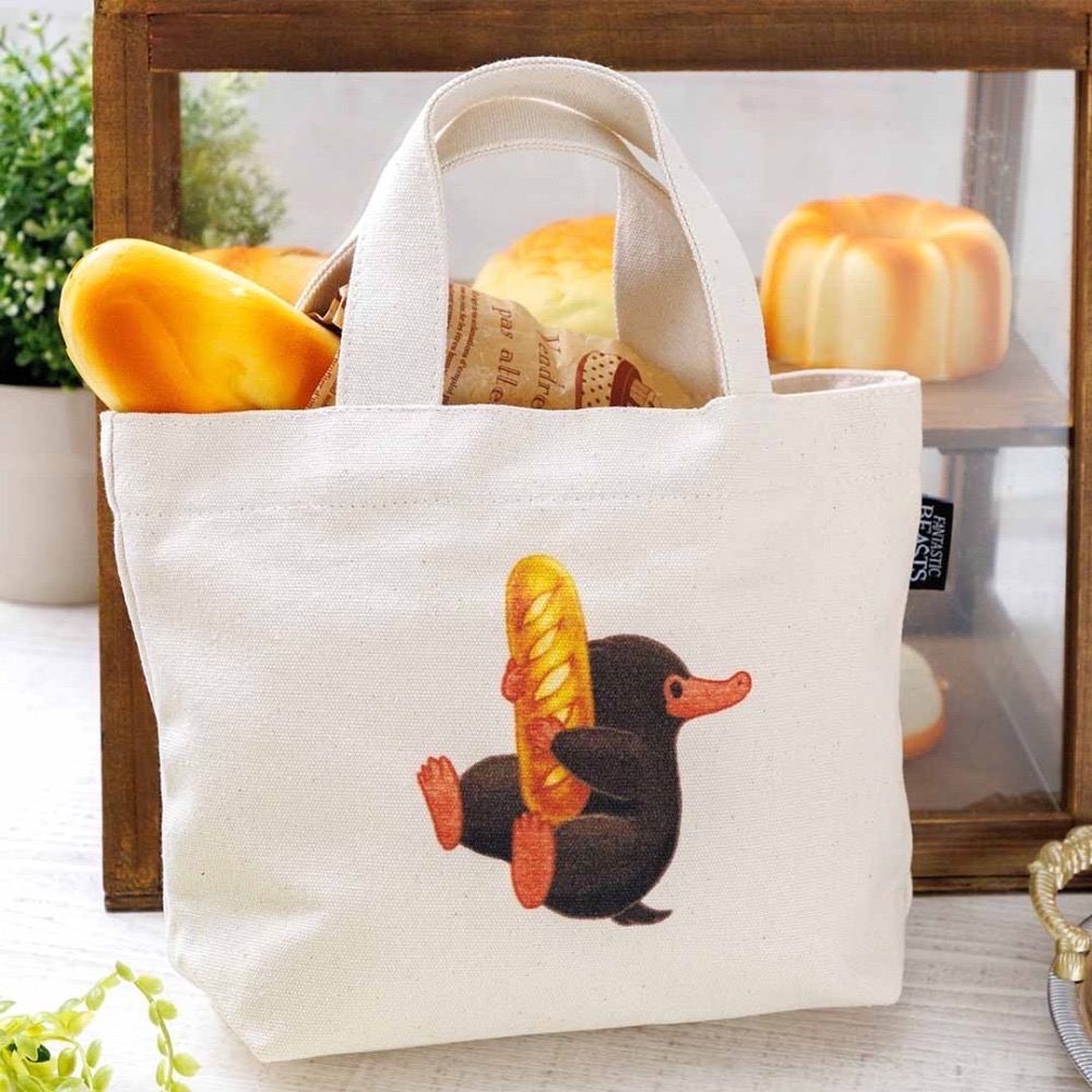 🇯🇵日本 Mahou Dokoro 怪獸與牠們的產地 科沃斯基烘培坊棉質手提袋 束口袋 收納包 玻璃獸 麵包坊-細節圖3