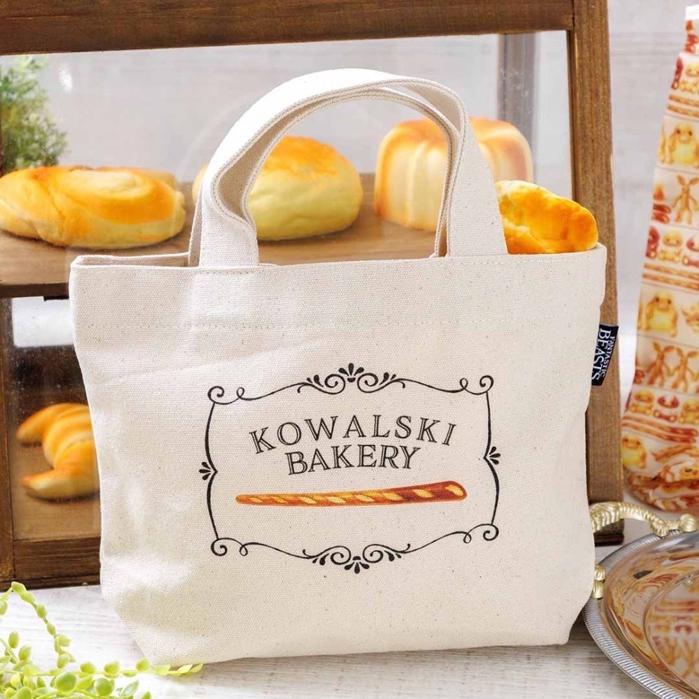 🇯🇵日本 Mahou Dokoro 怪獸與牠們的產地 科沃斯基烘培坊棉質手提袋 束口袋 收納包 玻璃獸 麵包坊-細節圖2