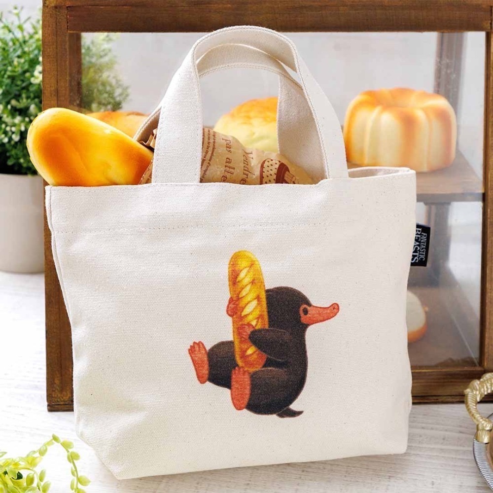 🇯🇵日本 Mahou Dokoro 怪獸與牠們的產地 科沃斯基烘培坊棉質手提袋 束口袋 收納包 玻璃獸 麵包坊-細節圖3