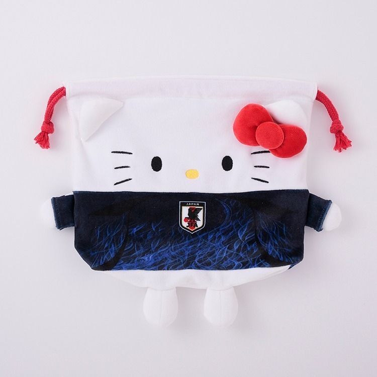 🇯🇵日本國家足球隊 × Sanrio 三麗鷗聯名球衣坐姿造型束口袋 Kitty 大耳狗 布丁狗 美樂蒂 酷洛米 漢頓-規格圖6