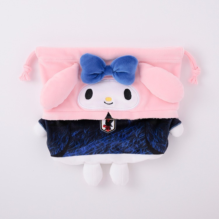 🇯🇵日本國家足球隊 × Sanrio 三麗鷗聯名球衣坐姿造型束口袋 Kitty 大耳狗 布丁狗 美樂蒂 酷洛米 漢頓-規格圖6