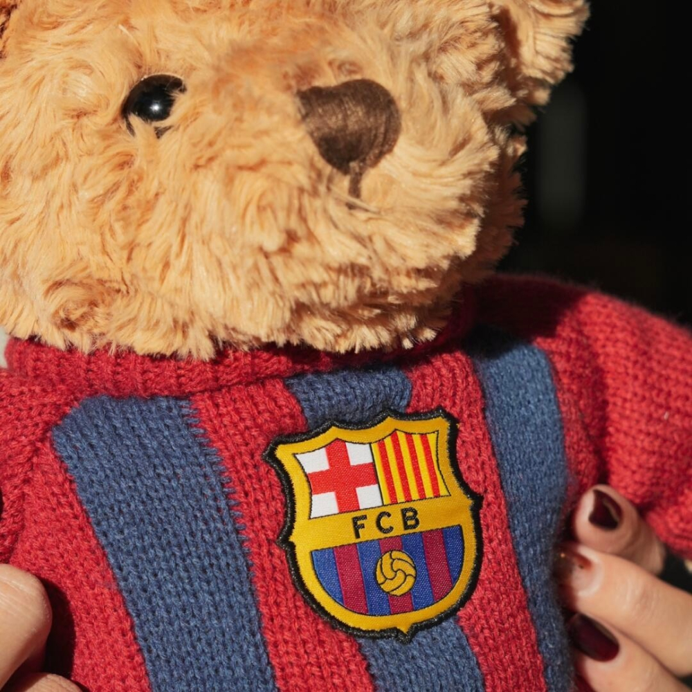 FanTown × 巴塞隆納足球俱樂部 隊徽毛衣泰迪熊玩偶｜FC Barcelona 巴薩 西甲 足球-細節圖3