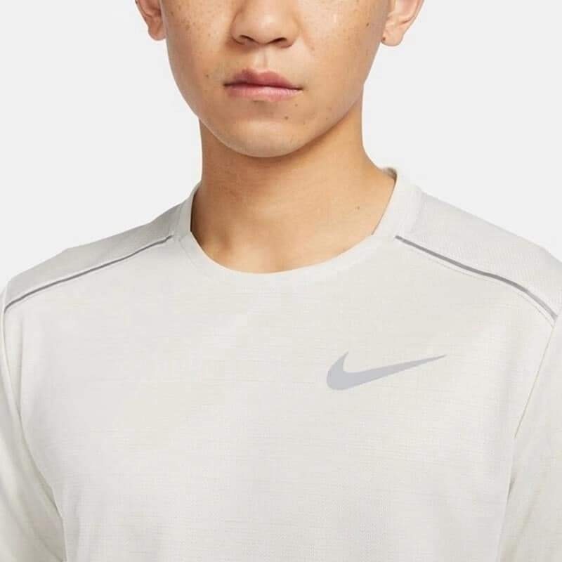 男子 NIKE AS M MILER TOP 灰色 快速排汗 慢跑 短T-細節圖3