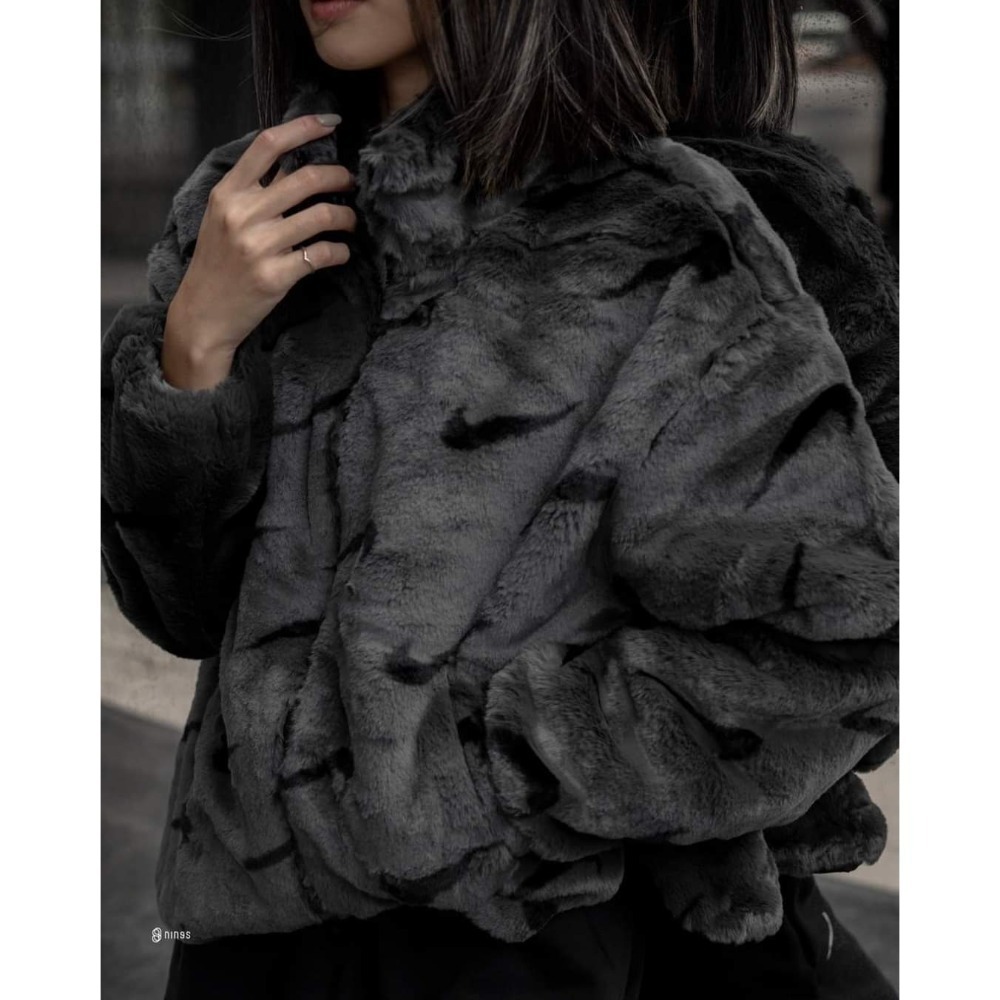 女子 Nike NSW Jacket 灰黑 滿版勾 長袖 人造毛皮 皮草 寬鬆 立領外套-細節圖2