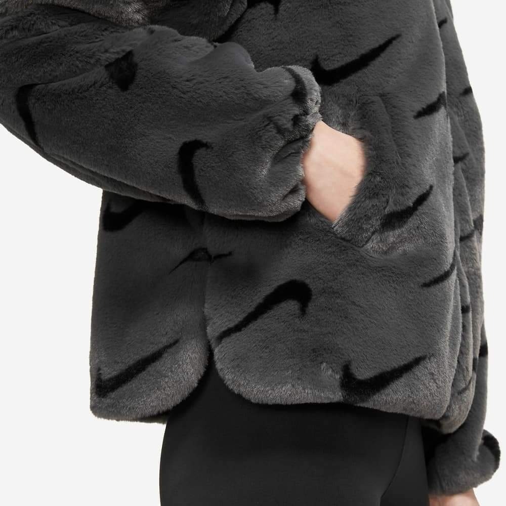 女子 Nike NSW Jacket 灰黑 滿版勾 長袖 人造毛皮 皮草 寬鬆 立領外套-細節圖7