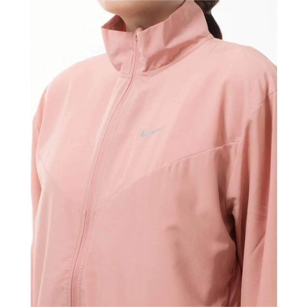 女子 NIKE SWOOSH HBR JKT 粉色 反光LOGO 拉鏈口袋 背後收納口袋 薄款 慢跑 立領外套-細節圖5