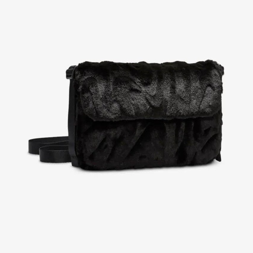 女款 NIKE Nike NSW FTRA 365 FUR CRSBY 黑色 毛絨 柔軟 斜背包 側背包 定價950-細節圖2