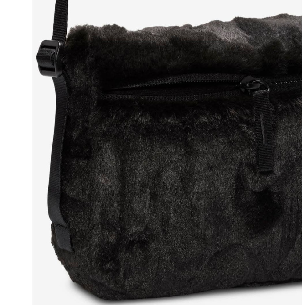 女款 NIKE Nike NSW FTRA 365 FUR CRSBY 黑色 毛絨 柔軟 斜背包 側背包 定價950-細節圖6