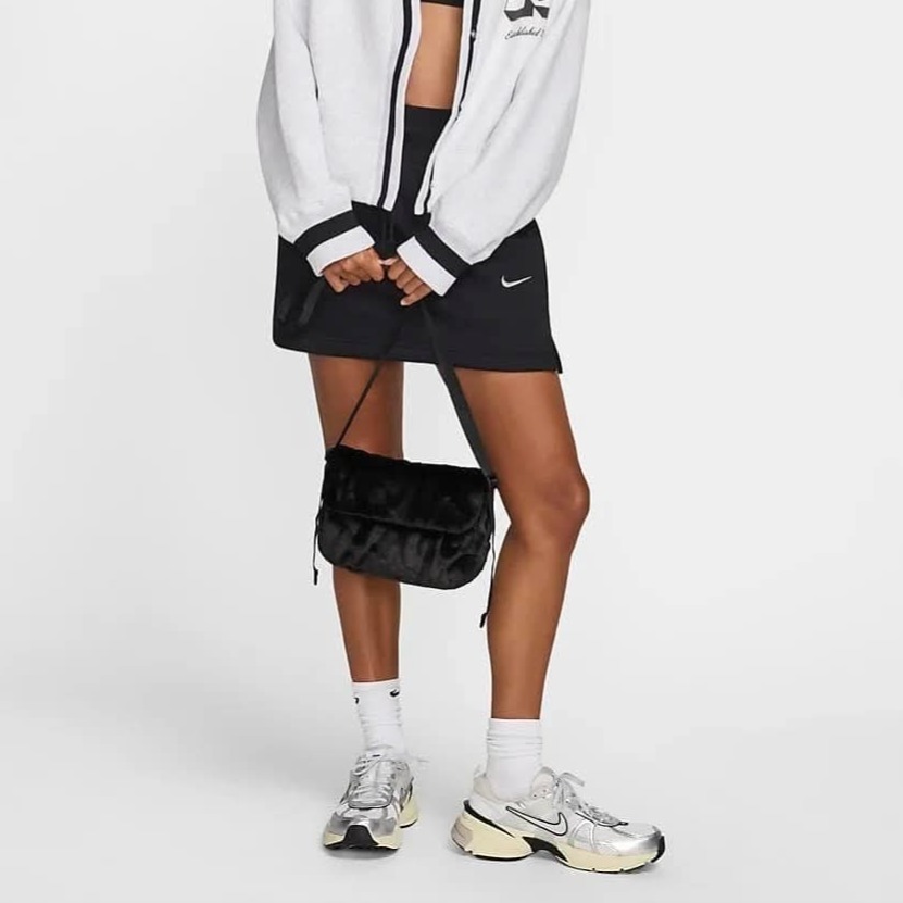 女款 NIKE Nike NSW FTRA 365 FUR CRSBY 黑色 毛絨 柔軟 斜背包 側背包 定價950-細節圖7