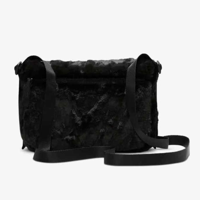 女款 NIKE Nike NSW FTRA 365 FUR CRSBY 黑色 毛絨 柔軟 斜背包 側背包 定價950-細節圖8