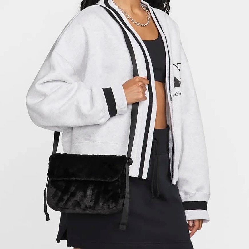 女款 NIKE Nike NSW FTRA 365 FUR CRSBY 黑色 毛絨 柔軟 斜背包 側背包 定價950-細節圖3