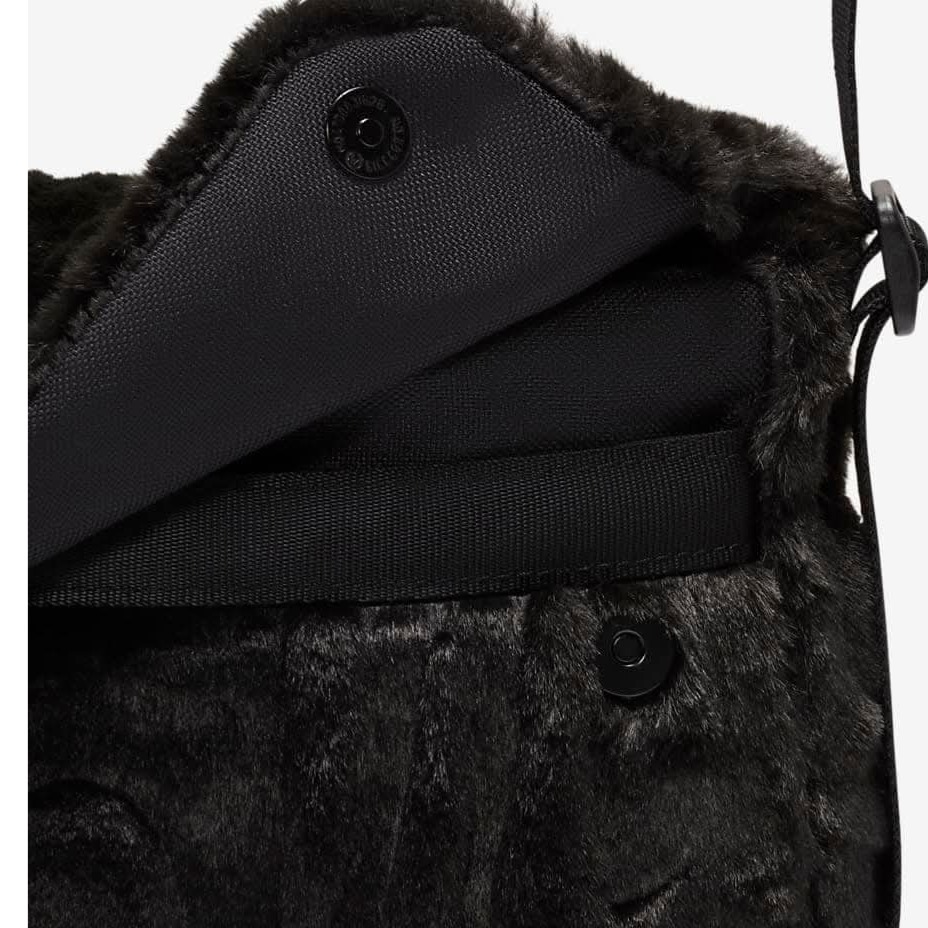 女款 NIKE Nike NSW FTRA 365 FUR CRSBY 黑色 毛絨 柔軟 斜背包 側背包 定價950-細節圖5