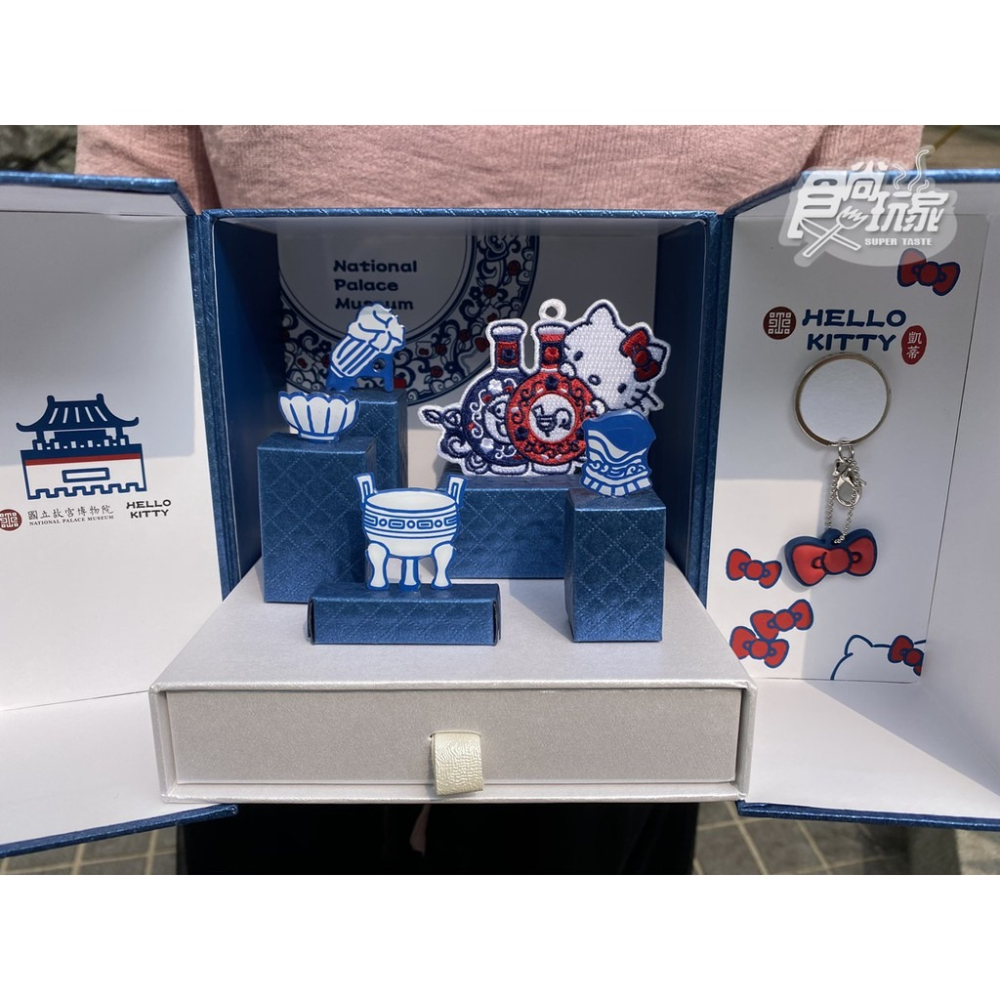 限量 Hello Kitty 嬉遊故宮《繡花閣》一卡通精裝套組-細節圖2