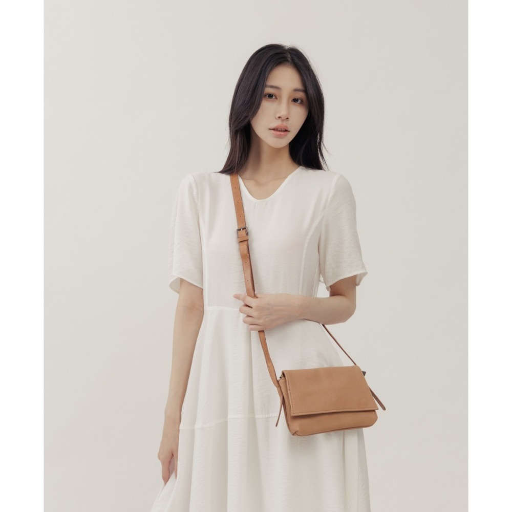 Supportingrole慵懶俐落真皮翻蓋軟方肩斜背包 奶油卡其-細節圖4