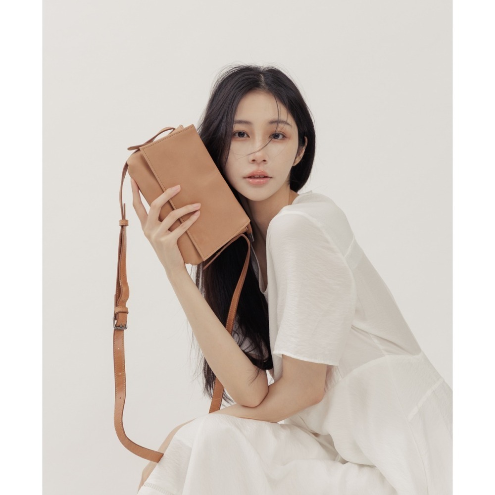 Supportingrole慵懶俐落真皮翻蓋軟方肩斜背包 奶油卡其-細節圖6