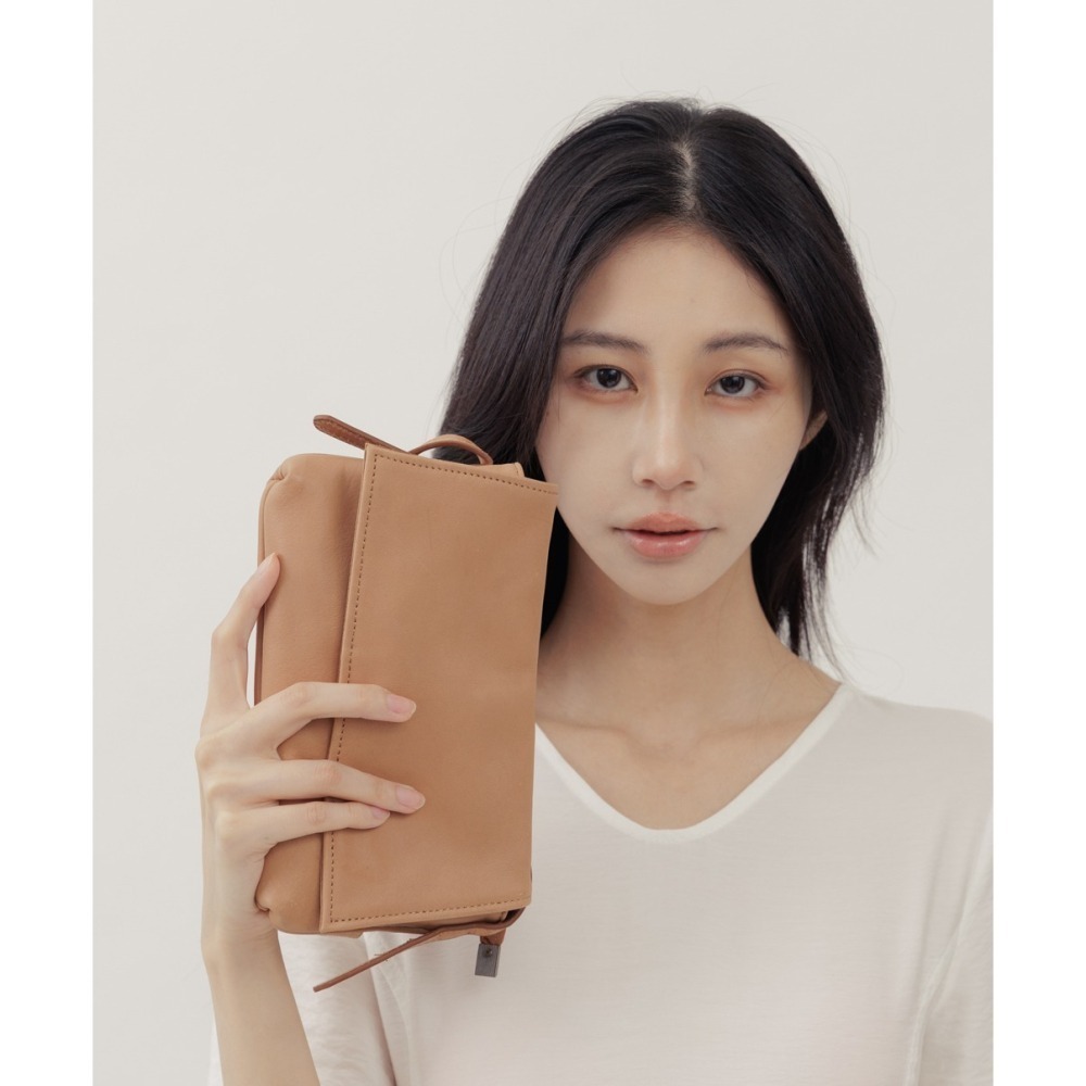 Supportingrole慵懶俐落真皮翻蓋軟方肩斜背包 奶油卡其-細節圖7