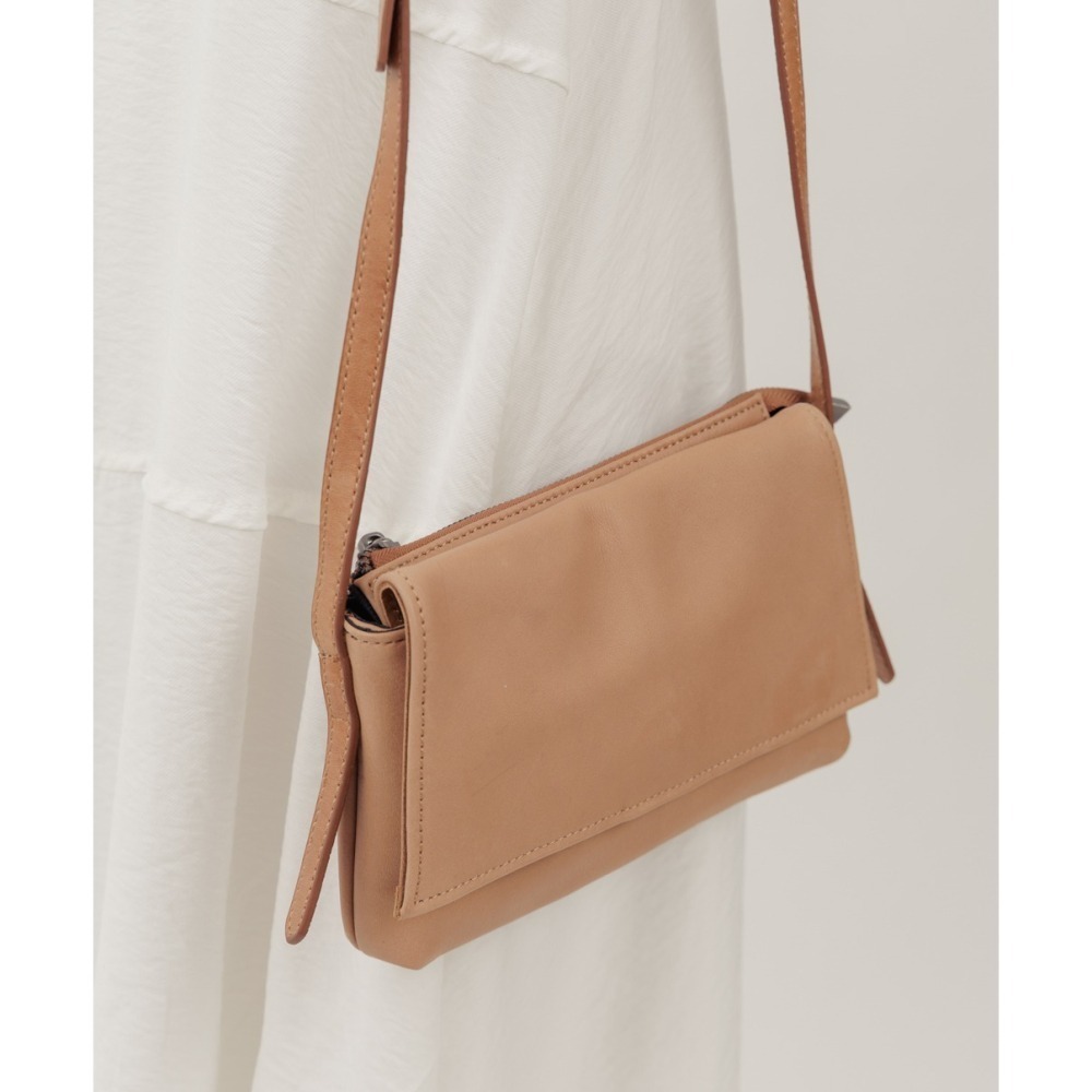 Supportingrole慵懶俐落真皮翻蓋軟方肩斜背包 奶油卡其-細節圖8