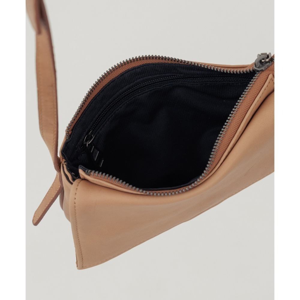 Supportingrole慵懶俐落真皮翻蓋軟方肩斜背包 奶油卡其-細節圖9