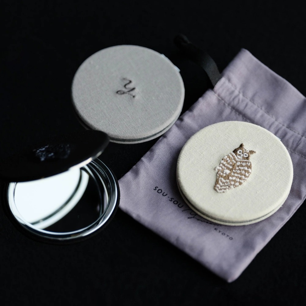【現貨】 SOU SOU特典 貓頭鷹雙面刺繡化妝鏡 隨身鏡 手鏡  小圓鏡 折疊鏡 日本製♡萌獸動物園♡-細節圖2