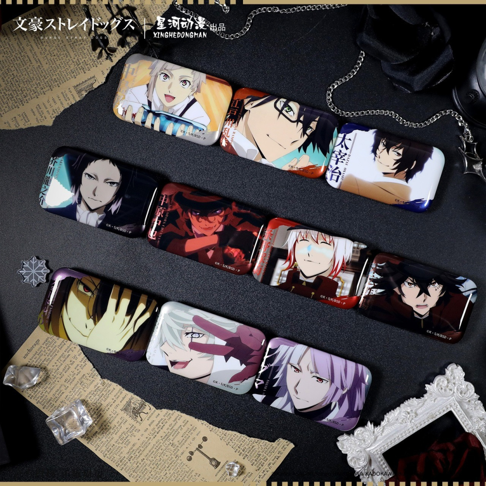 《周邊》陸版正版 文豪 文豪野犬 徽章 方形徽章 太宰治 中原中也 芥川龍之介 江戶川亂步 費奧多爾 西格瑪 尼古萊-細節圖2