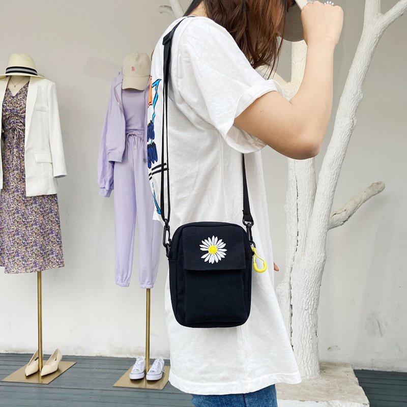 🎀【現貨+發票】韓國INS超火帆布包復古個性百搭休閒運動嘻哈少女文藝小雛菊迷你小包小方包手機包學生單肩斜跨包側背包斜背包-細節圖6