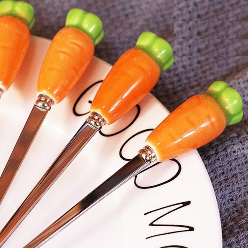 🎀【現貨+發票】優質304不鏽鋼紅蘿蔔湯匙不鏽鋼餐具造型餐具造型湯匙陶瓷手柄 咖啡湯匙 攪拌湯匙 304不鏽鋼長湯匙-細節圖2