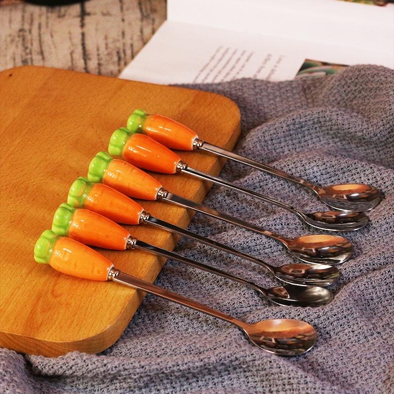 🎀【現貨+發票】優質304不鏽鋼紅蘿蔔湯匙不鏽鋼餐具造型餐具造型湯匙陶瓷手柄 咖啡湯匙 攪拌湯匙 304不鏽鋼長湯匙-細節圖3