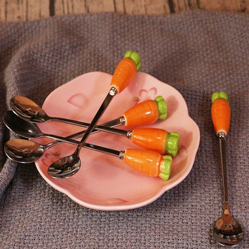 🎀【現貨+發票】優質304不鏽鋼紅蘿蔔湯匙不鏽鋼餐具造型餐具造型湯匙陶瓷手柄 咖啡湯匙 攪拌湯匙 304不鏽鋼長湯匙-細節圖5