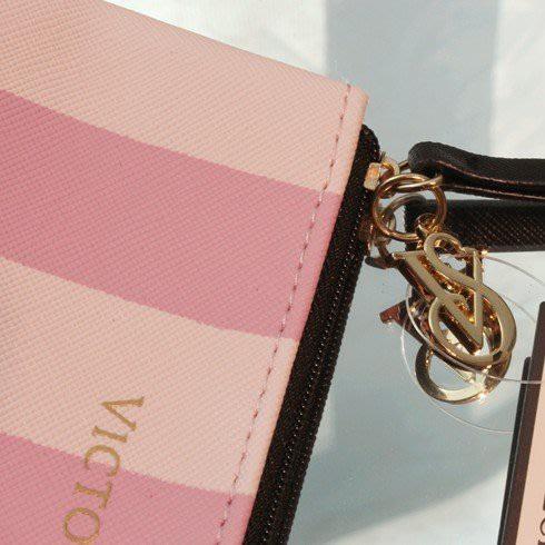 🎀【現貨+發票】韓版新款粉色條紋半圓化妝包手拿包手機包隨身收納包洗漱包盥洗包過夜包萬用包筆袋隨身包筆刷包小物包零錢包-細節圖6