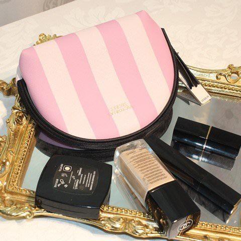 🎀【現貨+發票】韓版新款粉色條紋半圓化妝包手拿包手機包隨身收納包洗漱包盥洗包過夜包萬用包筆袋隨身包筆刷包小物包零錢包-細節圖7