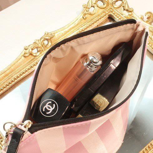 🎀【現貨+發票】韓版新款粉色條紋半圓化妝包手拿包手機包隨身收納包洗漱包盥洗包過夜包萬用包筆袋隨身包筆刷包小物包零錢包-細節圖8