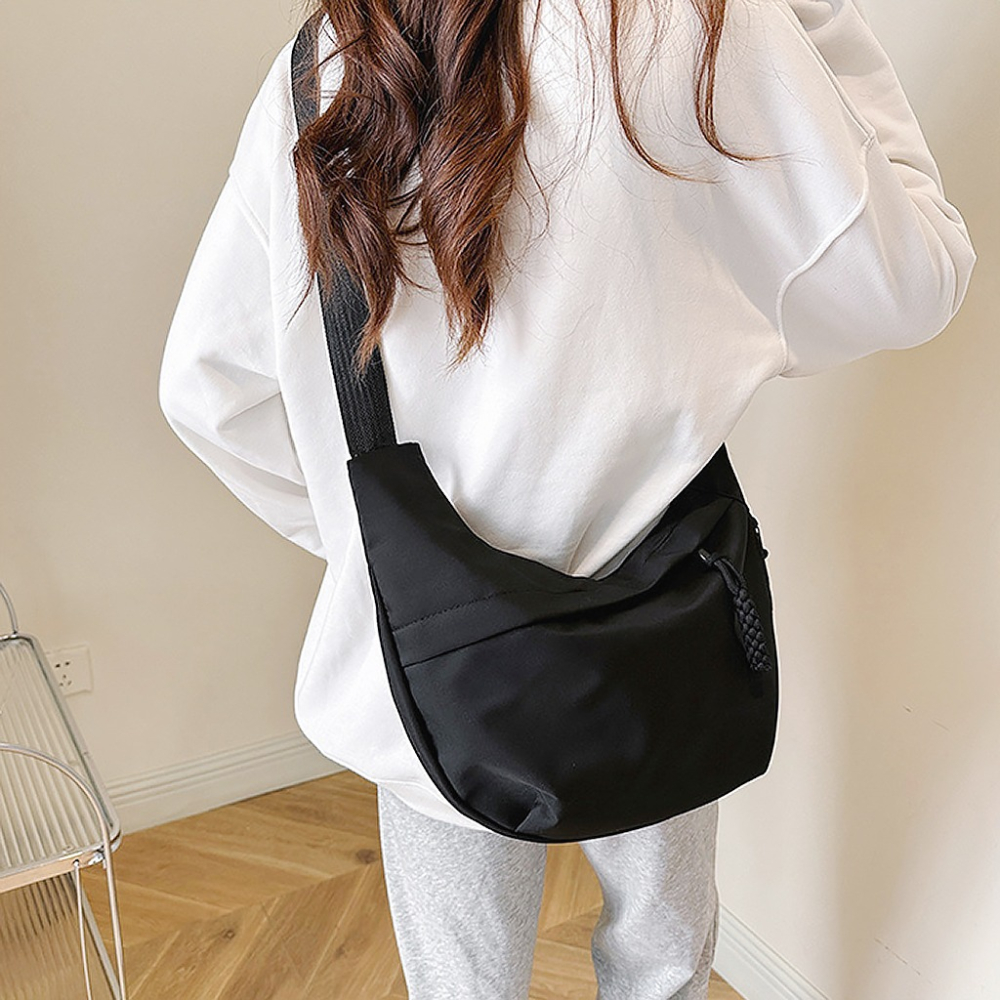 【台灣現貨🔥防潑水🔥】 餃子包 韓版斜挎餃子包 大容量側背包 馬鞍包 肩背包 女生包包 月亮包 百搭女包 斜挎包-細節圖3